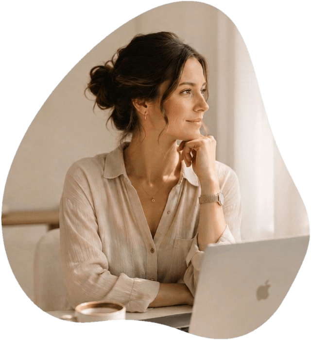 Marie Köhler – virtuelle Assistentin, am Schreibtisch